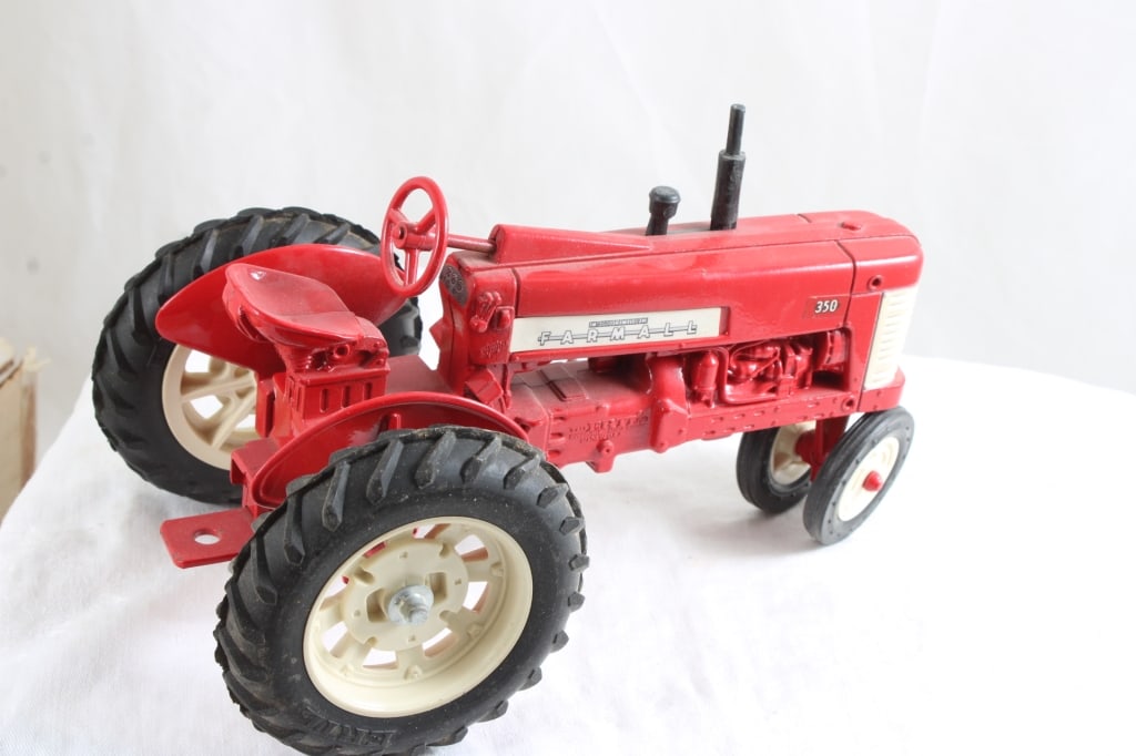 Farmall 350 Tractor in Box Ertl USA - 4