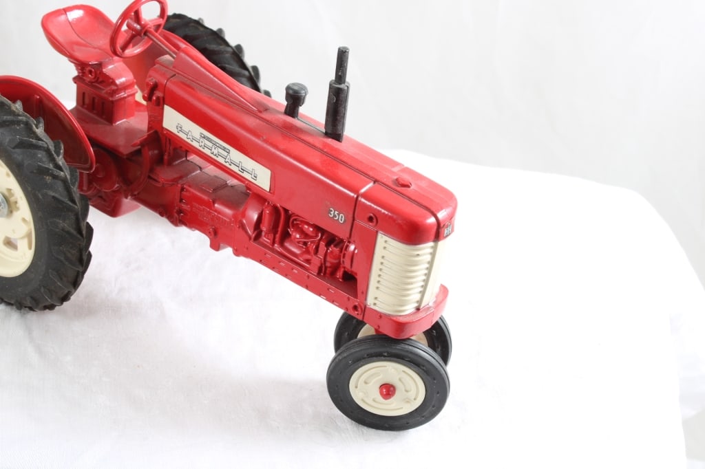 Farmall 350 Tractor in Box Ertl USA - 5