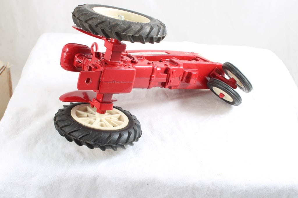 Farmall 350 Tractor in Box Ertl USA - 6