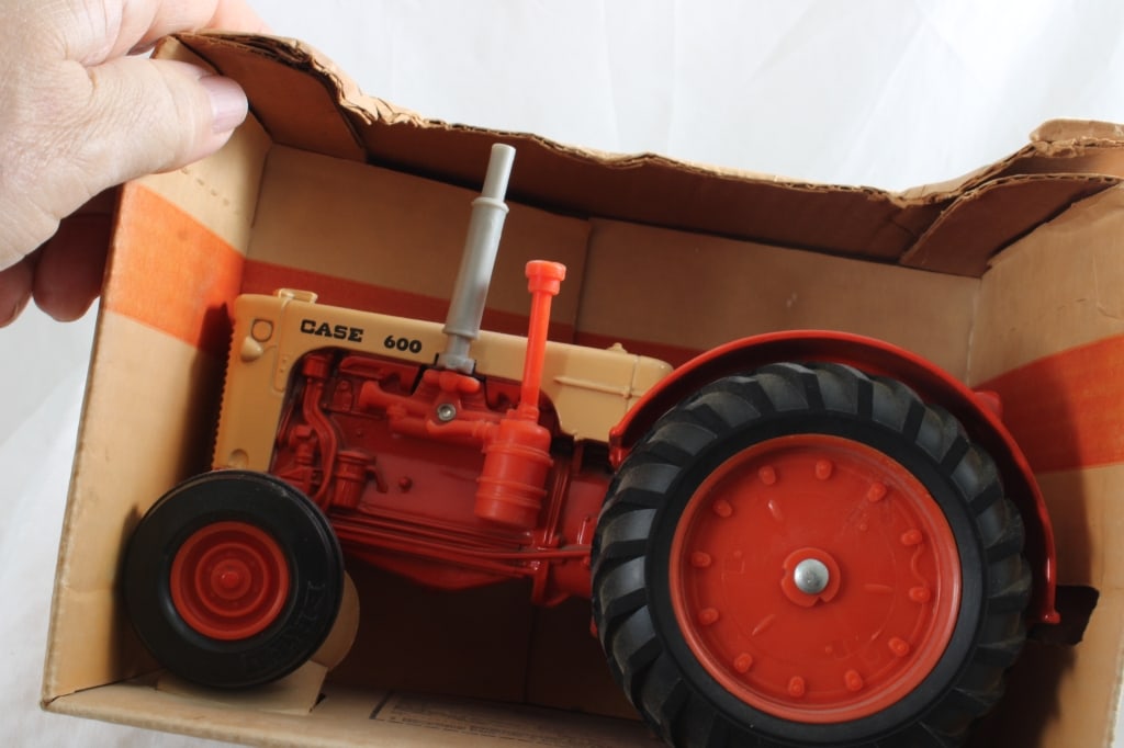 Ertl CASE 600 Tractor in Box USA - 10