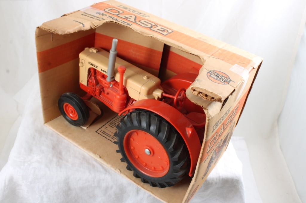Ertl CASE 600 Tractor in Box USA - 11