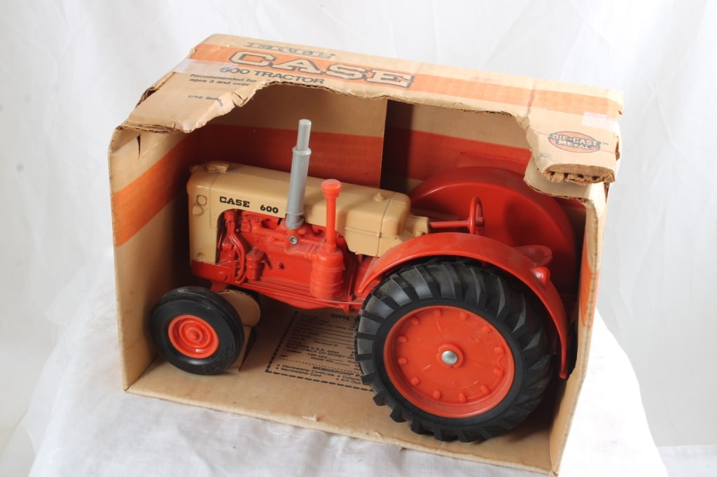 Ertl CASE 600 Tractor in Box USA (1 of 11)