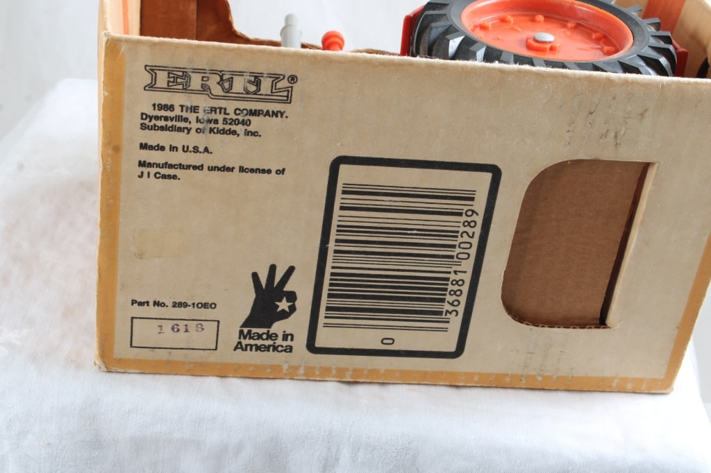 Ertl CASE 600 Tractor in Box USA - 8