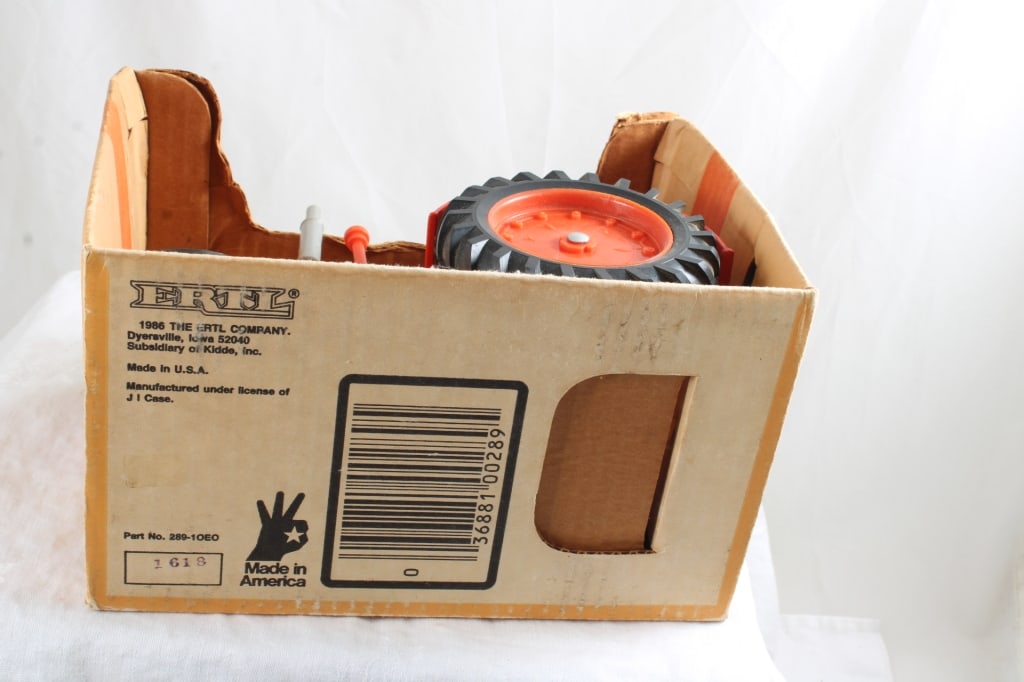Ertl CASE 600 Tractor in Box USA - 9