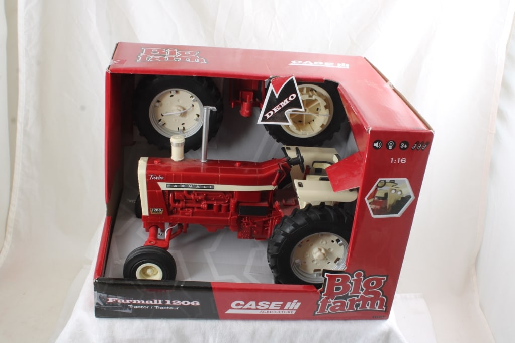 Tomy IH Big Farm Tractor 1206 w/ Lights & Sounds - 10