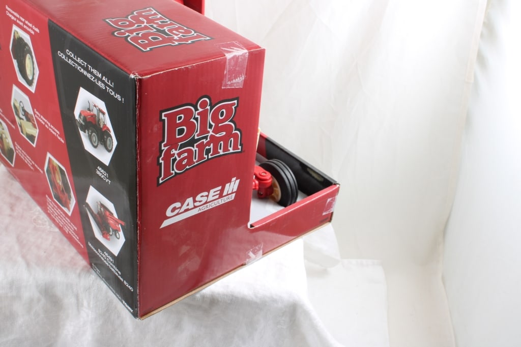 Tomy IH Big Farm Tractor 1206 w/ Lights & Sounds - 13