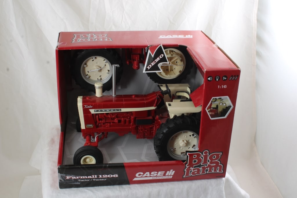 Tomy IH Big Farm Tractor 1206 w/ Lights & Sounds (1 of 16)