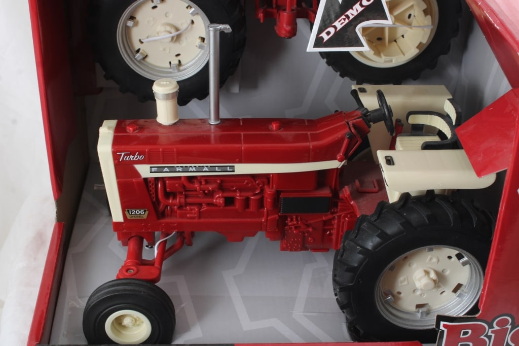 Tomy IH Big Farm Tractor 1206 w/ Lights & Sounds - 2