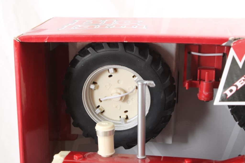 Tomy IH Big Farm Tractor 1206 w/ Lights & Sounds - 3