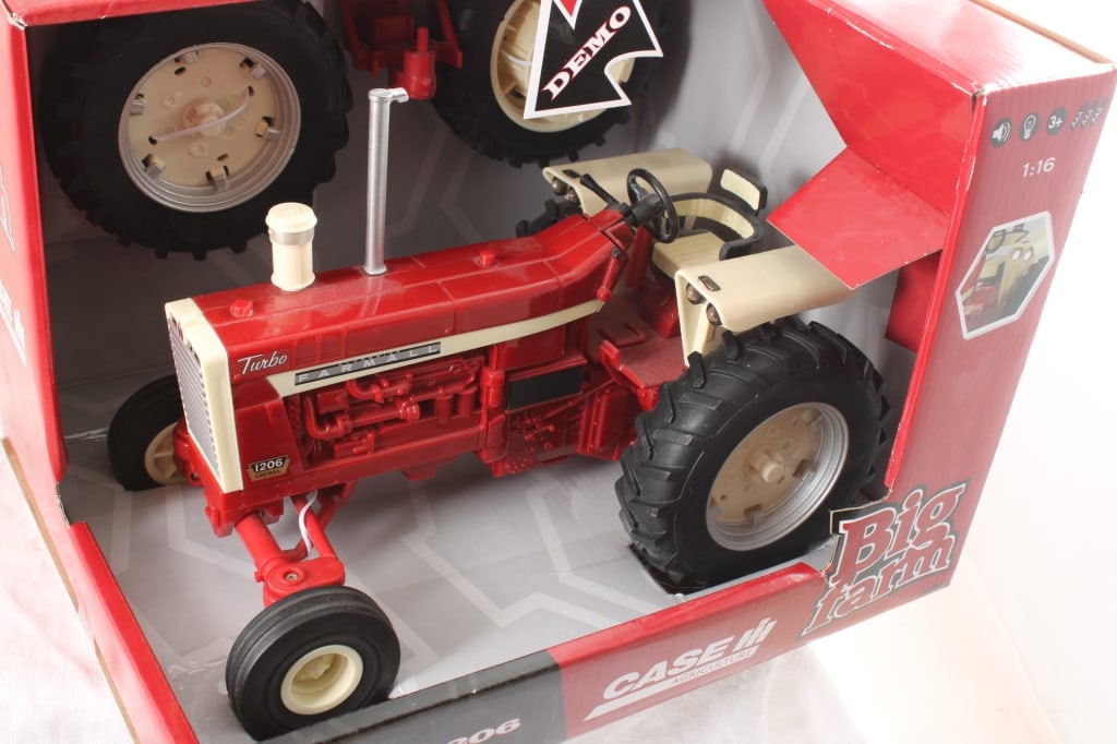 Tomy IH Big Farm Tractor 1206 w/ Lights & Sounds - 5
