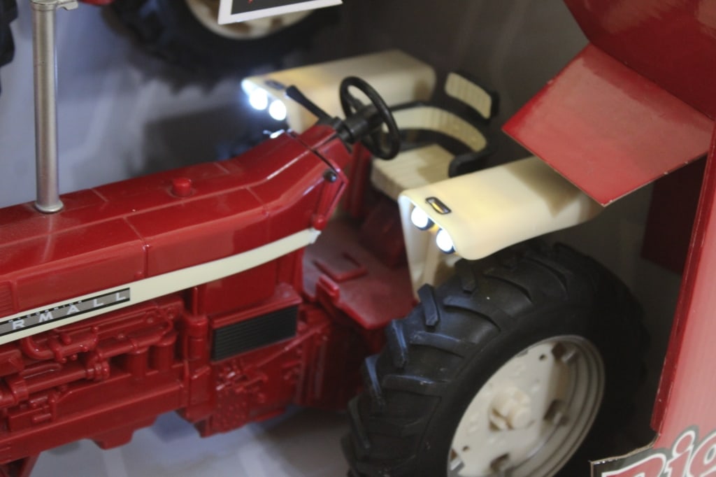 Tomy IH Big Farm Tractor 1206 w/ Lights & Sounds - 7