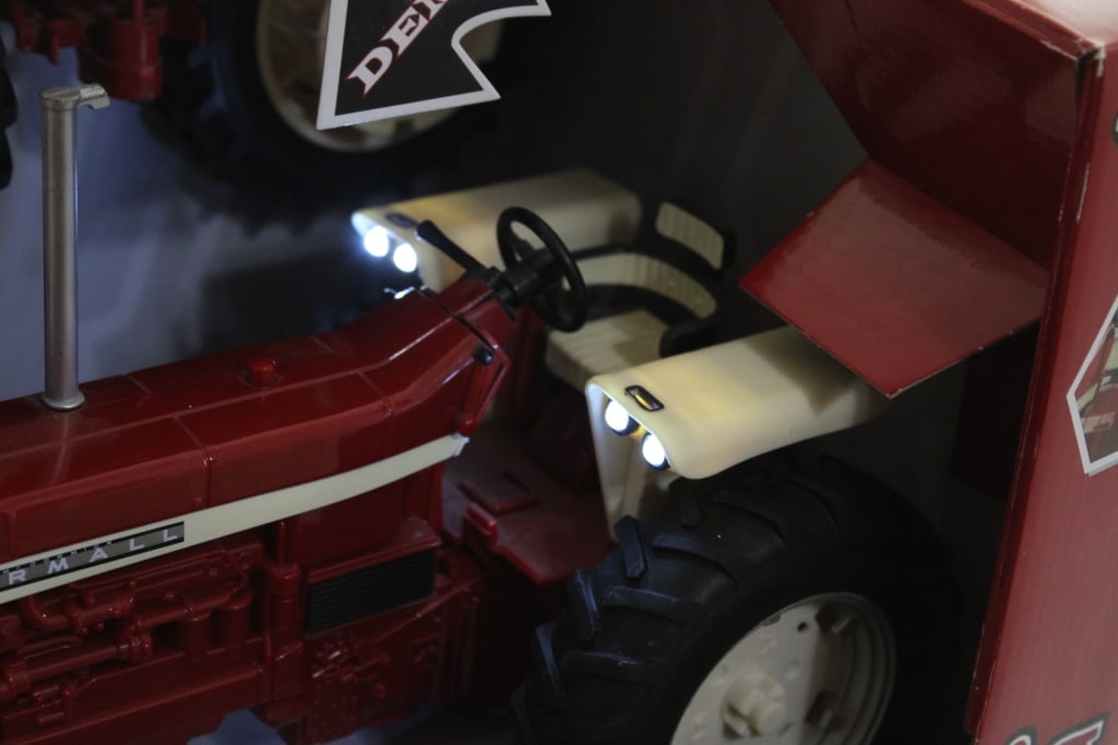 Tomy IH Big Farm Tractor 1206 w/ Lights & Sounds - 8
