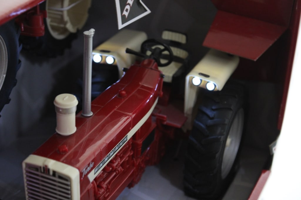 Tomy IH Big Farm Tractor 1206 w/ Lights & Sounds - 9