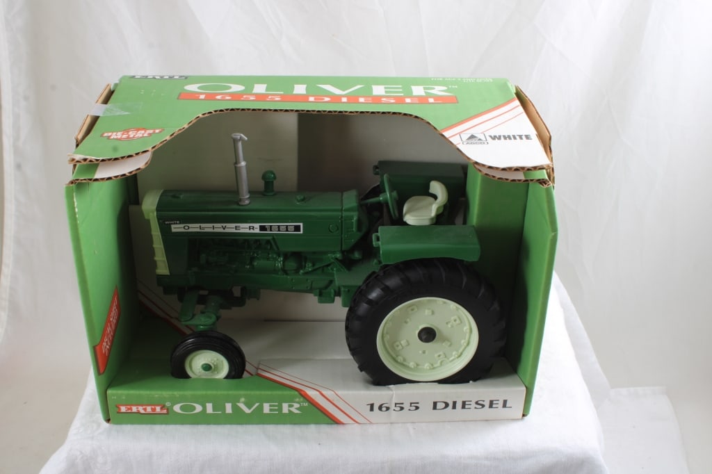 Ertl Oliver 1655 Diesel Tractor in Box USA (1 of 8)
