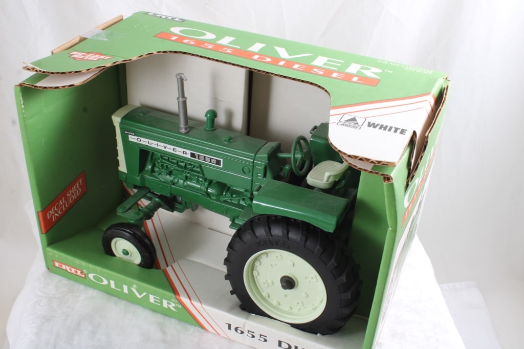 Ertl Oliver 1655 Diesel Tractor in Box USA - 2