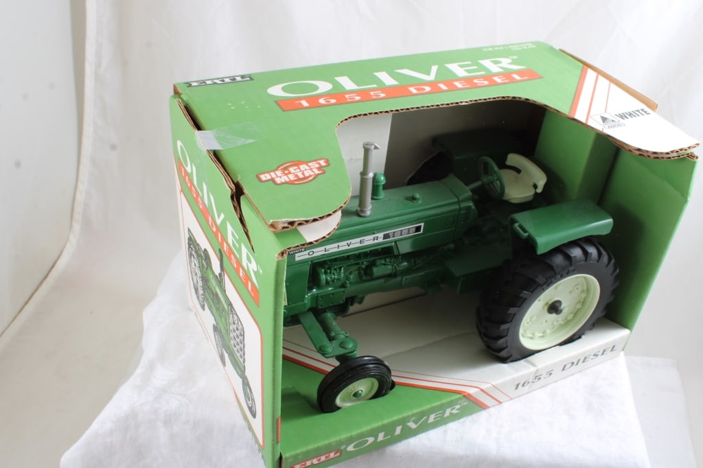 Ertl Oliver 1655 Diesel Tractor in Box USA - 4