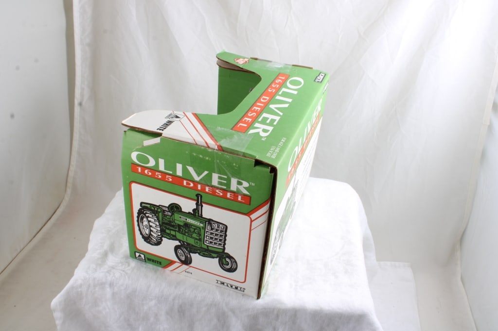 Ertl Oliver 1655 Diesel Tractor in Box USA - 6