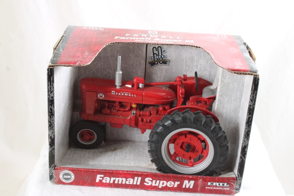 Farmall Super M Ertl Tractor in Box 1:16 Scale (1 of 6)