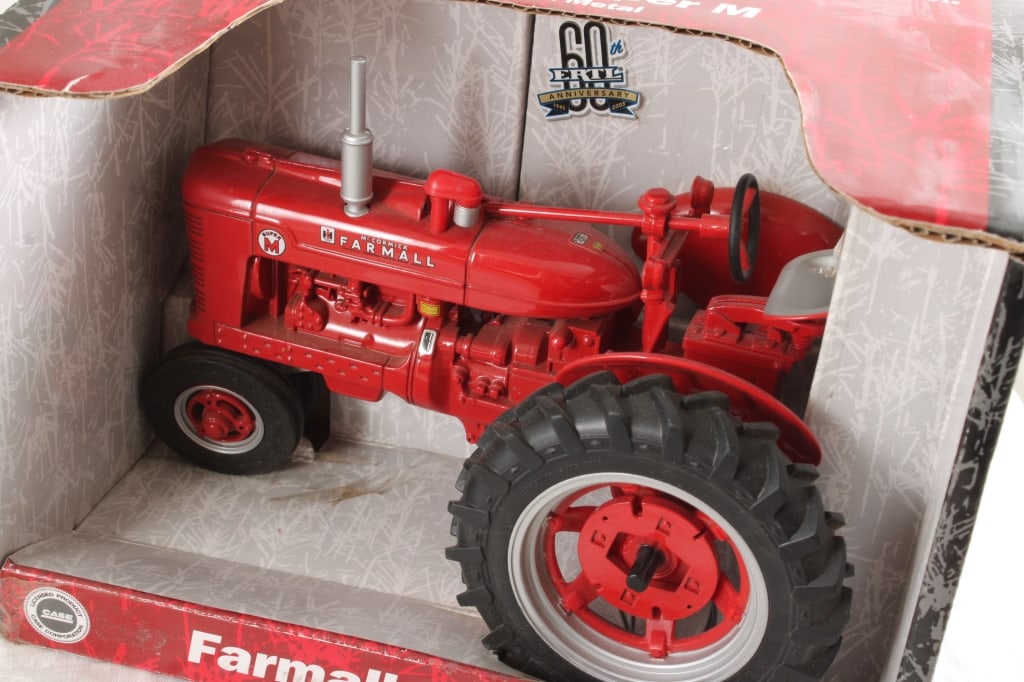 Farmall Super M Ertl Tractor in Box 1:16 Scale - 2