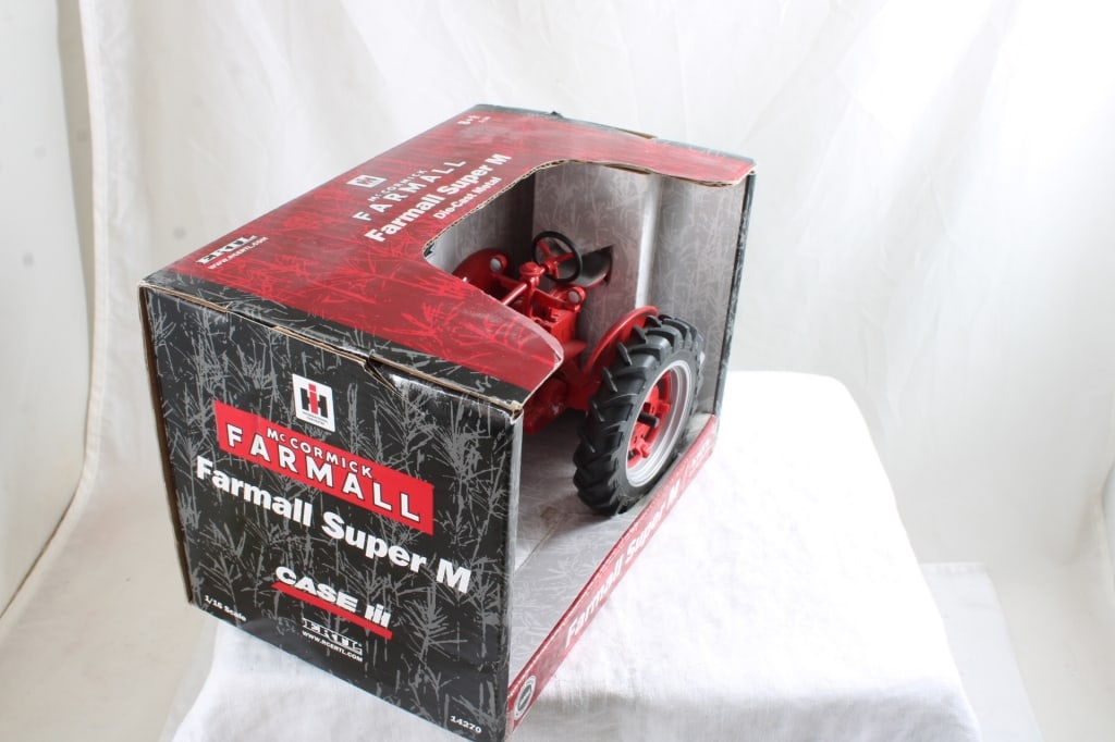 Farmall Super M Ertl Tractor in Box 1:16 Scale - 3