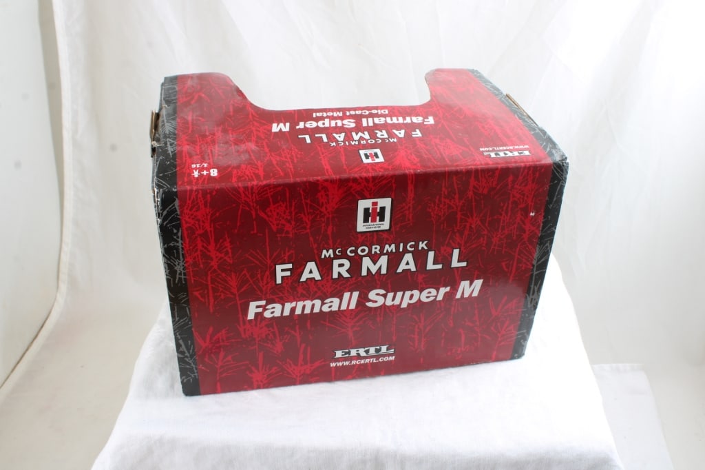Farmall Super M Ertl Tractor in Box 1:16 Scale - 4