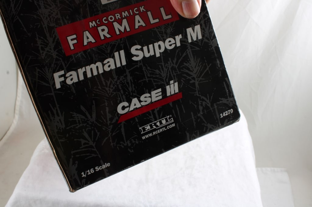 Farmall Super M Ertl Tractor in Box 1:16 Scale - 5