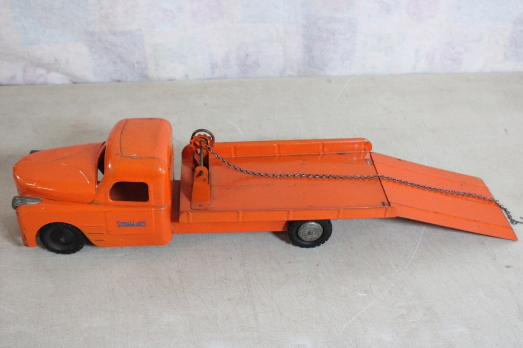 Structo Toys Flat Bed Transport Truck 20": Structo Toys Flat Bed Transport Truck 20" - Lot Size 20" x 7" x 7". 4 Lbs. All information and photos are intended to be as accurate as possible, but errors are possible. No item may be retu