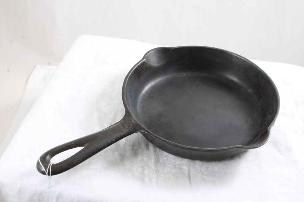 Griswold #3 Large Block Logo 709B Skillet: Griswold #3 Large Block Logo 709B Skillet - Cast Iron. Lot size 10.5" x 7" x 1.5". 2 Lbs. All information and photos are intended to be as accurate as possible, but errors are possible. No item