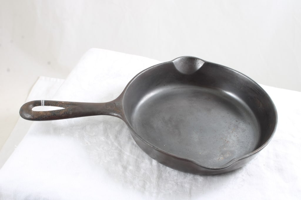 Griswold #3 Small Logo #709D Skillet: Griswold #3 Small Logo #709D Skillet - Cast Iron. Lot Size 10.5" x 7" x 1.5". 2 Lbs. All information and photos are intended to be as accurate as possible, but errors are possible. No item