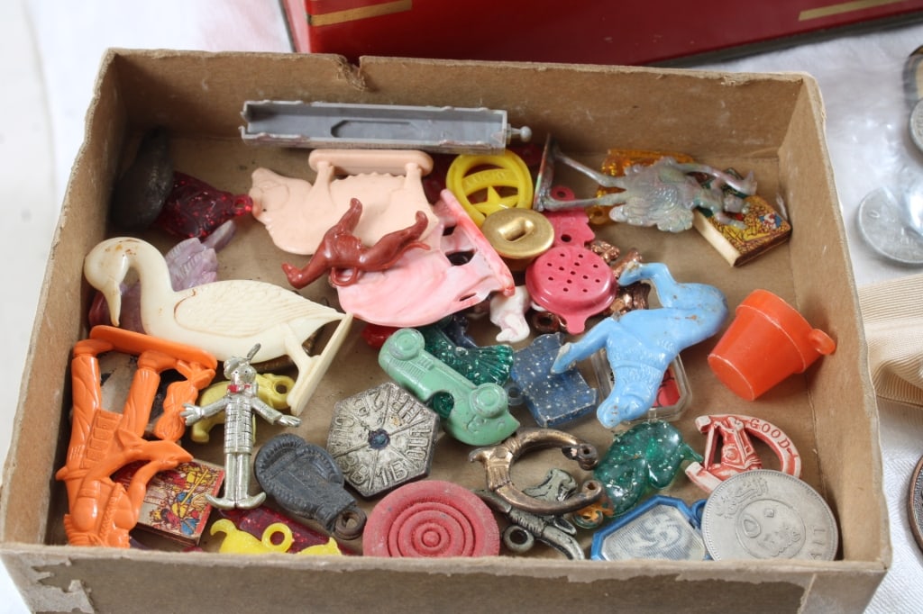 Schrafft's Crimson Chest Candy Tin & Collectibles - 3