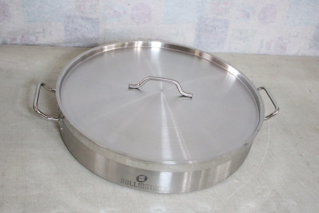 Ballington Low Stock Pot 21 Quart NEW IN BOX: Ballington Low Stock Pot 21 Quart NEW IN BOX - with Lid. Lot Size 21" x 21" x 7". 18 Lbs. All information and photos are intended to be as accurate as possible, but errors are possible. No item