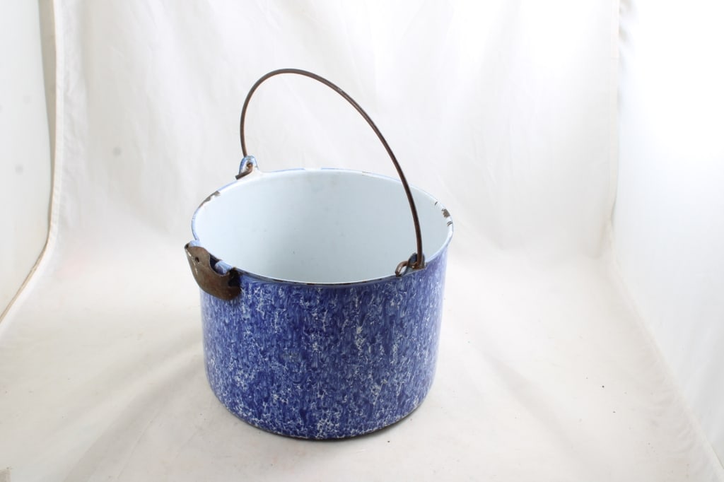 Blue Swirl Graniteware Pail with Pour Spout: Blue Swirl Graniteware Pail with Pour Spout - Bale Handle. Lot Size 10" x 10" x 10". 6 Lbs. All information and photos are intended to be as accurate as possible, but errors are possible. No
