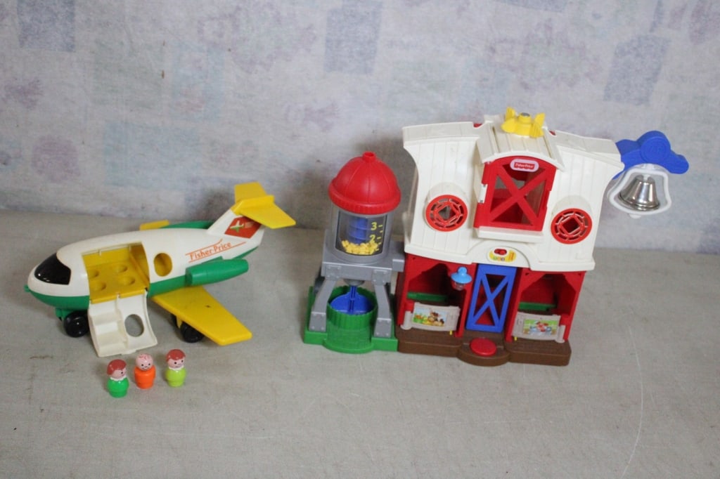 Fisher Price Little People Plane and Barn: Fisher Price Little People Plane and Barn - Lot Size 21" x 15" x 10". 5 Lbs. All information and photos are intended to be as accurate as possible, but errors are possible. No item may be