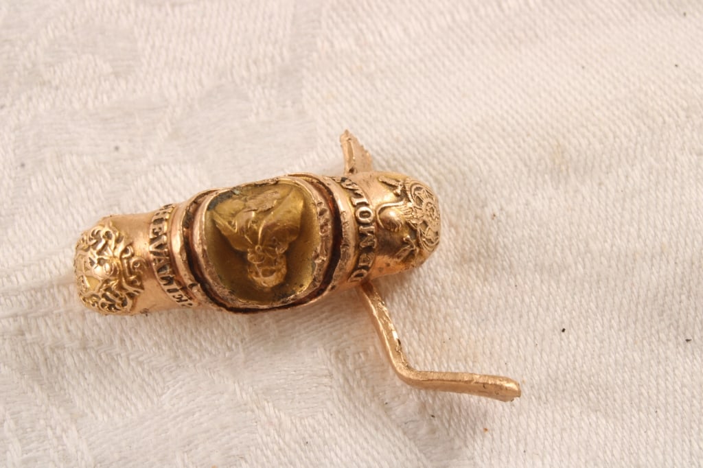 10k Gold Masonic DeMolay Chevalier Ring Parts: 10k Gold Masonic DeMolay Chevalier Ring Parts - 7.5 Grams. Lot size 3" x 2" x 1". .5 Lb. All information and photos are intended to be as accurate as possible, but errors are possible. No item ma