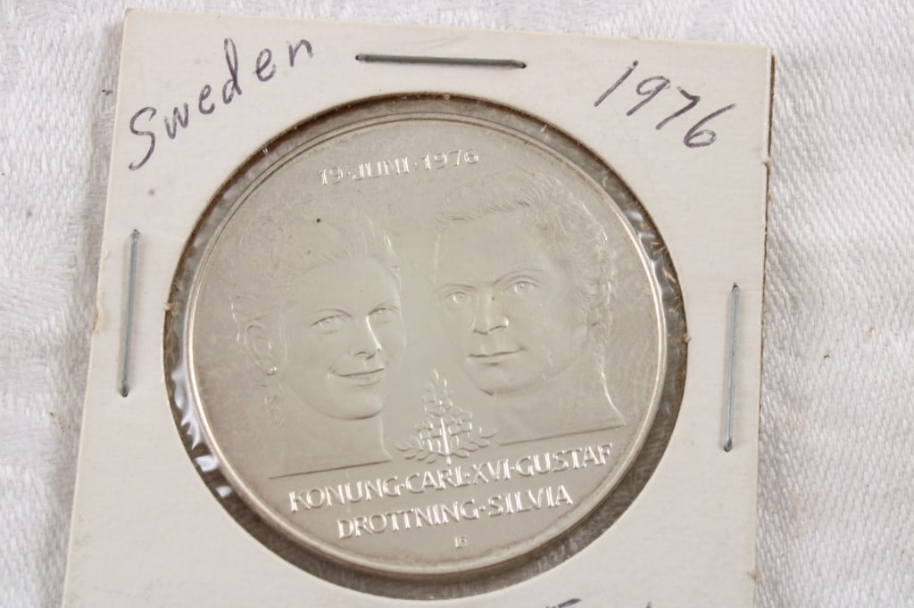 1976 50 Kroner Sweden King & Queen Silver Coin: 1976 50 Kroner Sweden King & Queen Silver Coin - Lot Size 3" x 3" x 1". .5 Lb. All information and photos are intended to be as accurate as possible, but errors are possible. No item may be