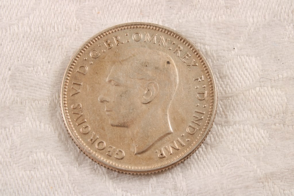 1944 Australia George VI Florin Silver Coin: 1944 Australia George VI Florin Silver Coin - Kangaroos. Lot Size 3" x 3" x 1". .5 Lb. All information and photos are intended to be as accurate as possible, but errors are possible. No item