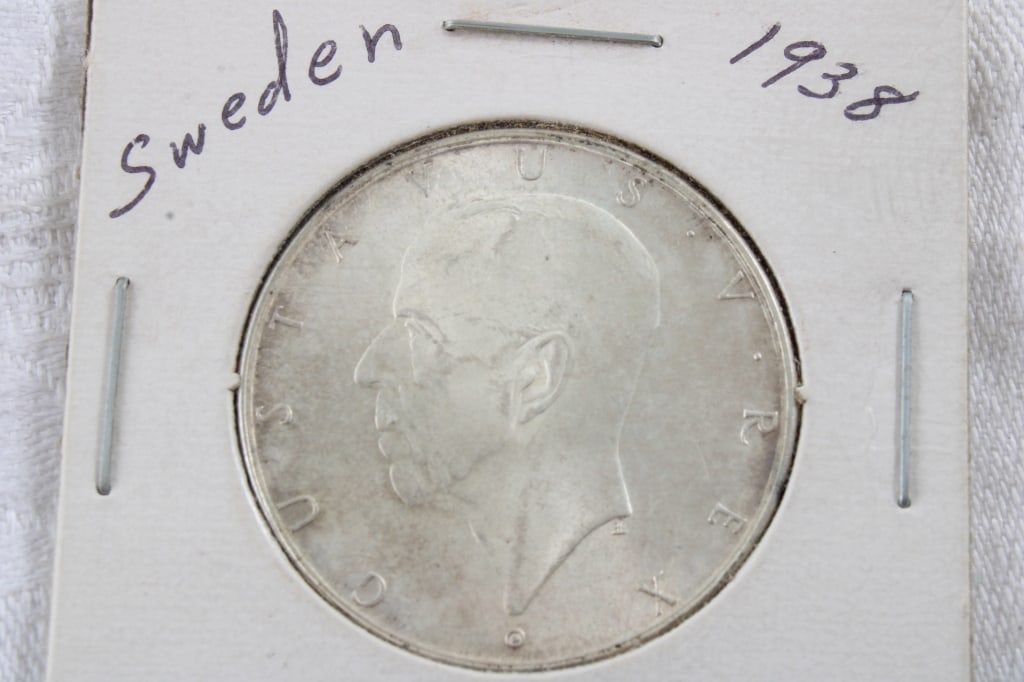 1938 Sweden 2 Kroner Silver Coin: 1938 Sweden 2 Kroner Silver Coin - Lot Size 3" x 3" x 1". .5 Lb. All information and photos are intended to be as accurate as possible, but errors are possible. No item may be returned or