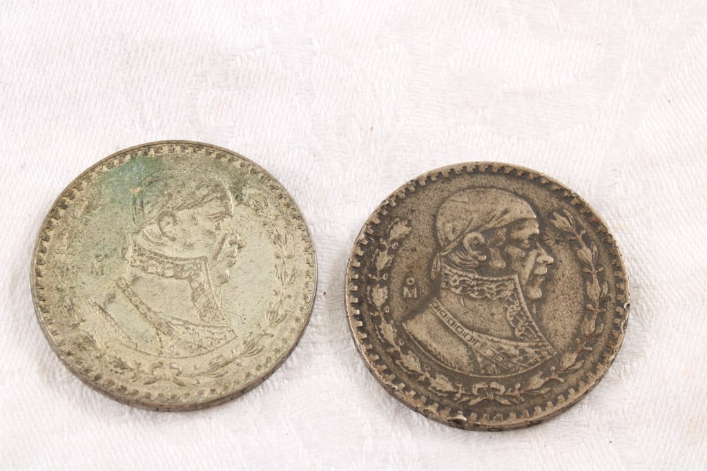 2 1957 Mexicanos UN PESO Estados Coins: 2 1957 Mexicanos UN PESO Estados Coins - Lot Size 3" x 3" x 1". .5 Lb. All information and photos are intended to be as accurate as possible, but errors are possible. No item may be