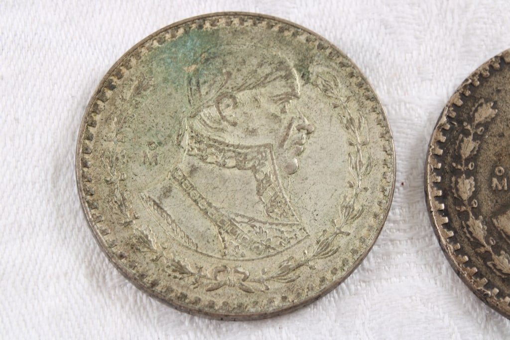 2 1957 Mexicanos UN PESO Estados Coins - 2
