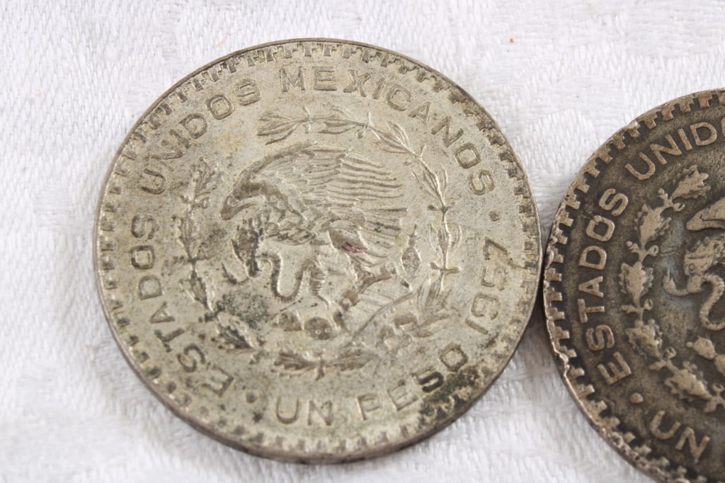 2 1957 Mexicanos UN PESO Estados Coins - 4