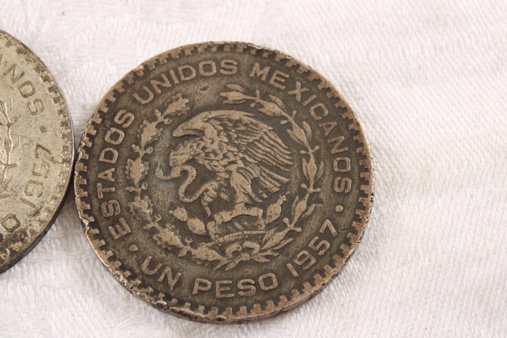 2 1957 Mexicanos UN PESO Estados Coins - 5
