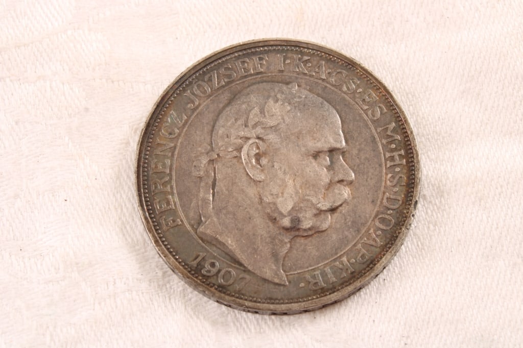1907 Hungary 5 Korona Silver Coin: 1907 Hungary 5 Korona Silver Coin - Lot Size 3" x 3" x 1". .5 Lb. All information and photos are intended to be as accurate as possible, but errors are possible. No item may be returned or