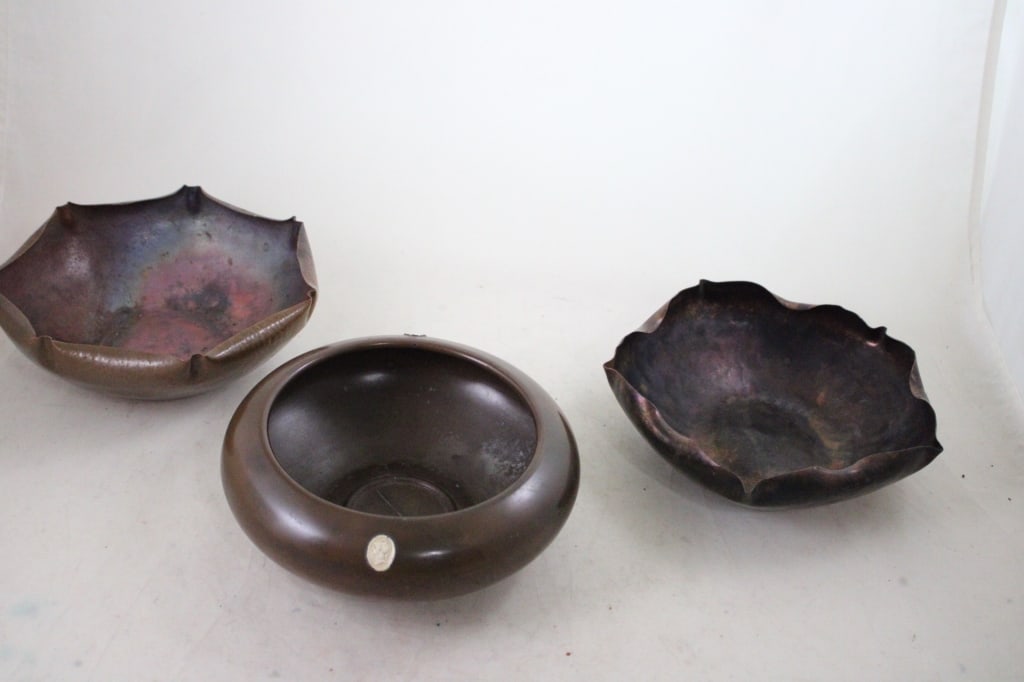 3 Arts & Crafts Bronze Bowls: 3 Arts & Crafts Bronze Bowls - Benedict Studios Athenic Bowl with raised Cameos and 2 Hand hammered Bronze Bowls one by Craftsmen and the other unsigned. Lot Size 9" x 9" x 7". 3 Lbs. All