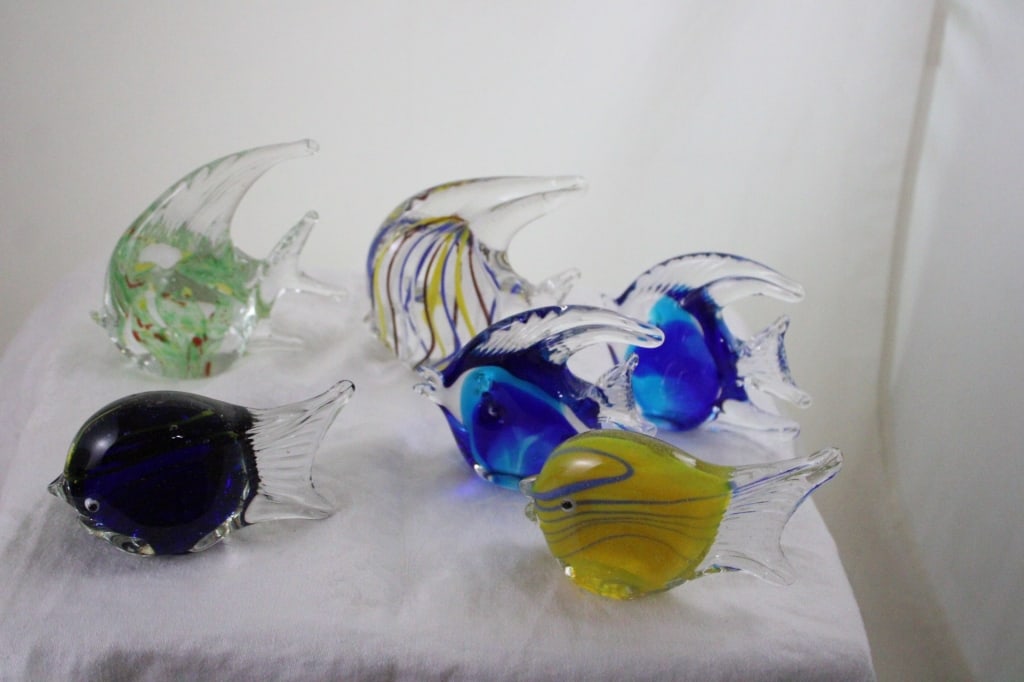 6 Angel Fish Hand Blown Glass Paperweights 4": 6 Angel Fish Hand Blown Glass Paperweights 4" - Lot Size 9" x 6" x 3.5". 4 Lbs. All information and photos are intended to be as accurate as possible, but errors are possible. No item