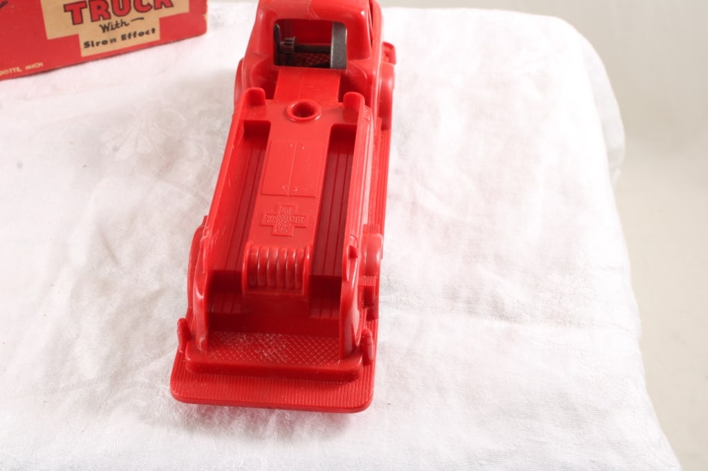 Wyandotte Crash Truck in Box, Renwal Fire Truck - 11