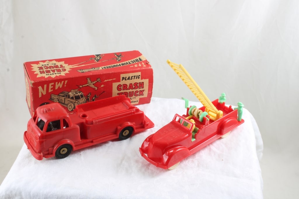 Wyandotte Crash Truck in Box, Renwal Fire Truck: Wyandotte Crash Truck in Box, Renwal Fire Truck - Crash Truck #808 (one flap of box missing). Lot Size 8" x 5" x 3". 1 Lb. All information and photos are intended to be as accurate as possible,