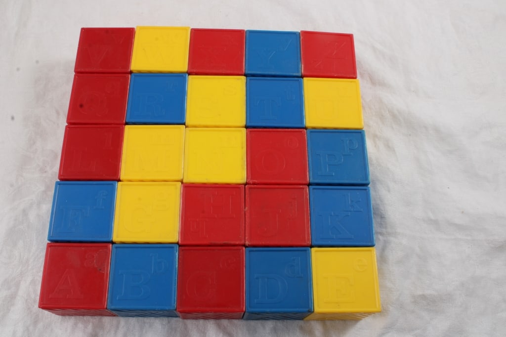 Tupperware Busy Blocks 25 with Toys Inside: Tupperware Busy Blocks 25 with Toys Inside - Missing the letter I. Lot Size 9" x 9" x 2". 2 Lbs. All information and photos are intended to be as accurate as possible, but errors are possible.