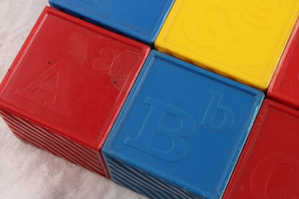 Tupperware Busy Blocks 25 with Toys Inside - 2