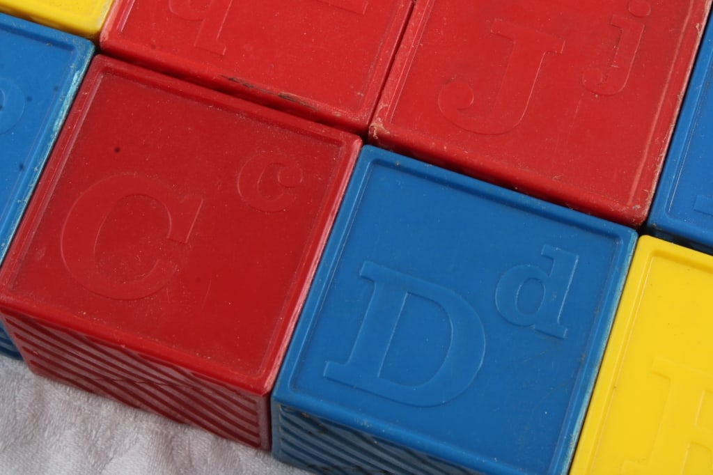 Tupperware Busy Blocks 25 with Toys Inside - 3