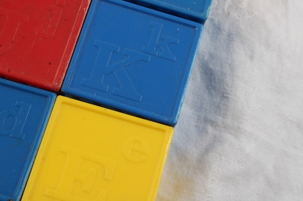 Tupperware Busy Blocks 25 with Toys Inside - 4